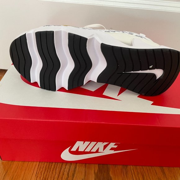 Last pair!!! Women's Nike Ryz 365 2 Sneaker size 7.5 - Picture 6 of 9